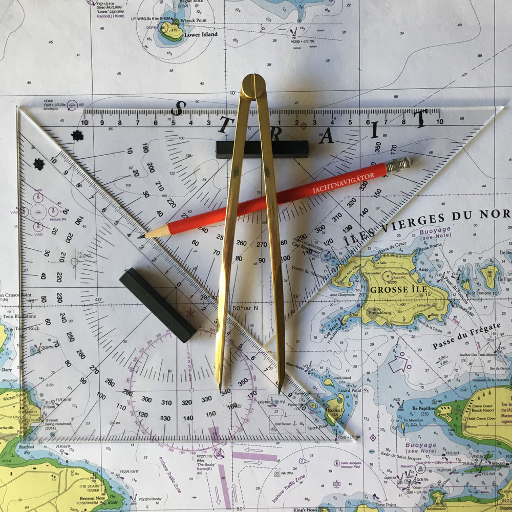 A térképi munka kellékei: navigációs vonalzók, réz osztókörző és ceruza
